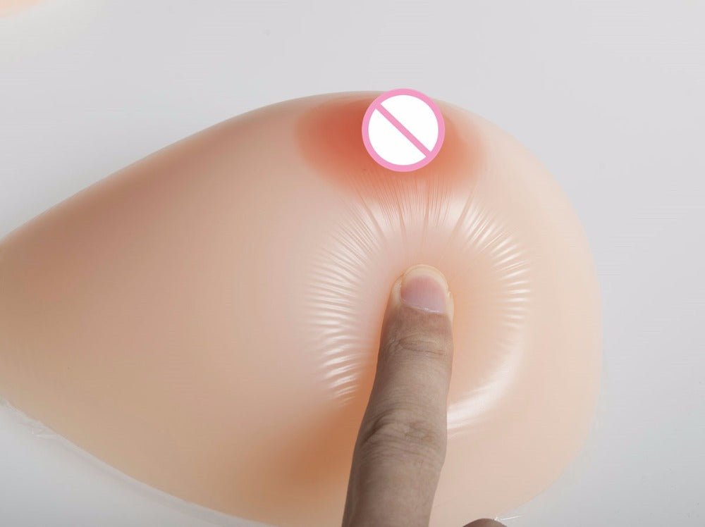 Tropfenförmige Silikonbrüste mit schwarzem Taschen-BH