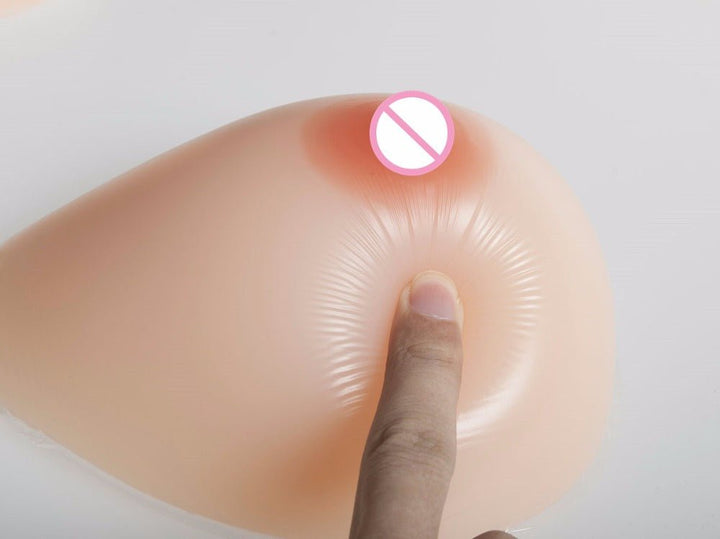 Tropfenförmige Silikonbrüste mit schwarzem Taschen-BH