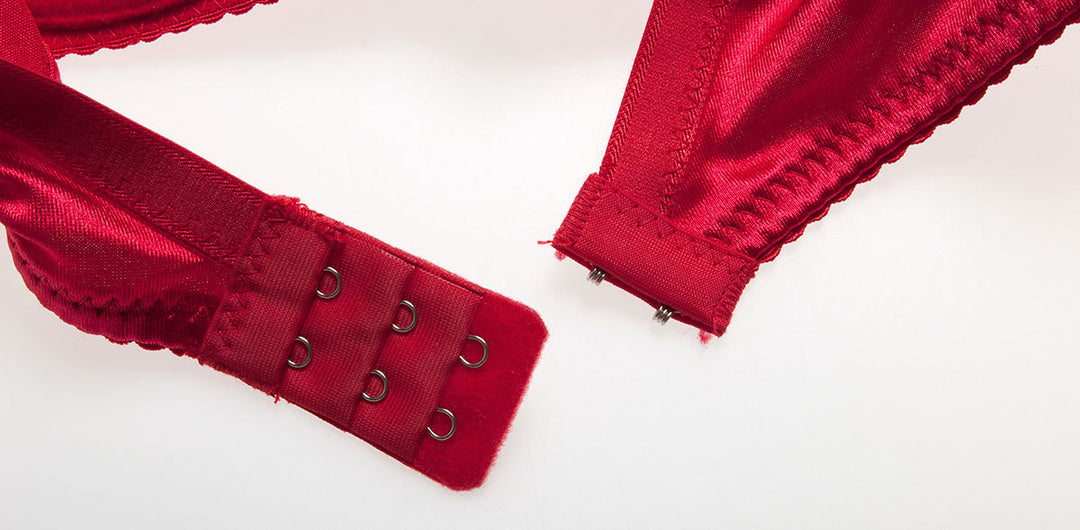 Tropfenförmige Silikonbrüste mit rotem Taschen-BH 