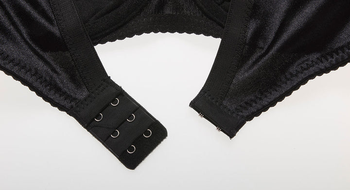 Tropfenförmige Silikonbrüste mit schwarzem Taschen-BH 